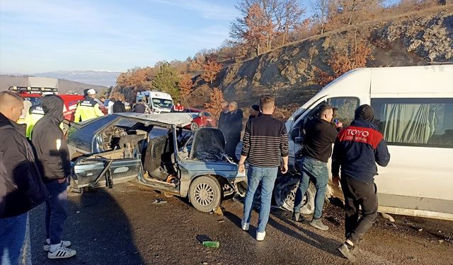 Öğrenci servisi ile otomobilin çarpıştı: Feci kazada 1 ölü, 4 yaralı!