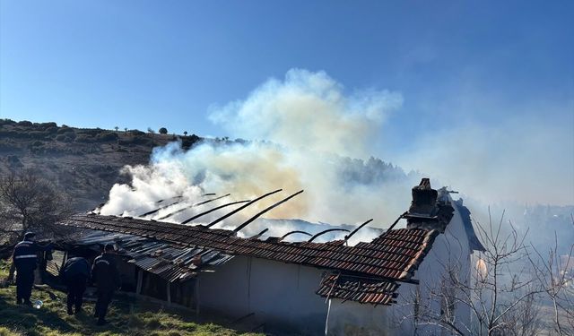 Uşak'ta evde çıkan yangında 87 yaşındaki kişi öldü