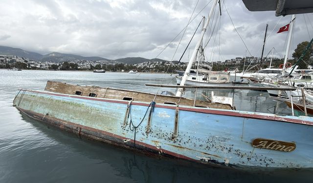 Bodrum'da su alan yelkenli tekne yan yattı