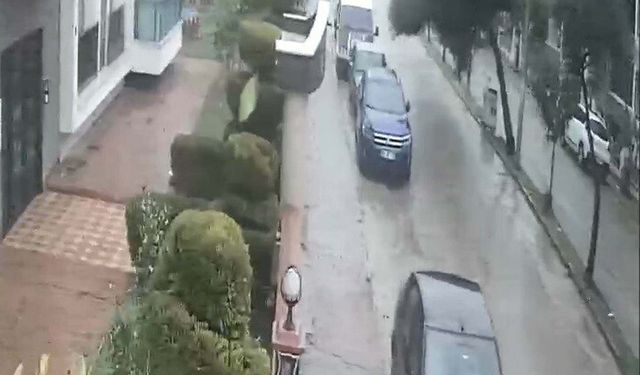 Fırtınada kökünden sökülen ağaç devrildi; o anlar kamerada