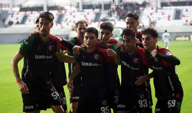 Karşıyaka evinde moral arıyor