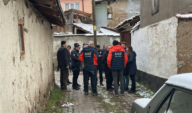 Kütahya'da 2 katlı kerpiç ev çöktü: 1 kişi hastanelik!