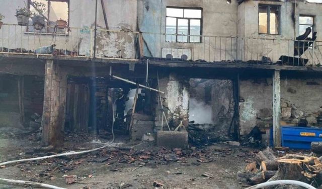 Evde çıkan ve metruk binaya sıçradı: Kullanılamaz hale geldi