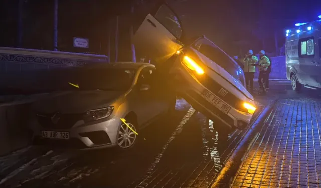 Kayan otomobil park halindeki bir başka otomobilin üzerine çıktı