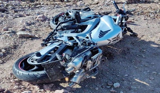 Motosiklet otomobille çarpıştı: Sürücü yaşamını yitirdi!