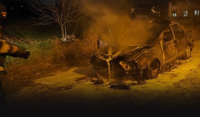 Sürücü ucuz kurtuldu... Seyir halindeki otomobil alev aldı!