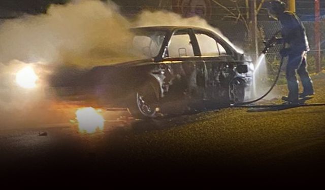 Seyir halindeki otomobil alev aldı: Kullanılamaz hale geldi!