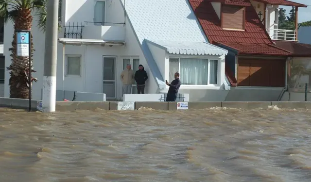 Venedik değil Balıkesir: Deniz kabardı, evler sular içinde kaldı!