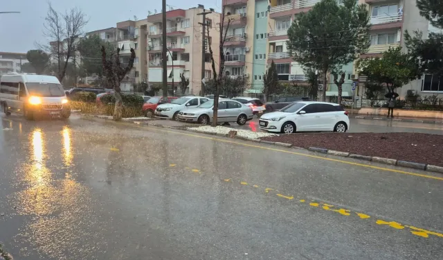 Manisa'da fırtına ve yağmur hayatı olumsuz etkiledi