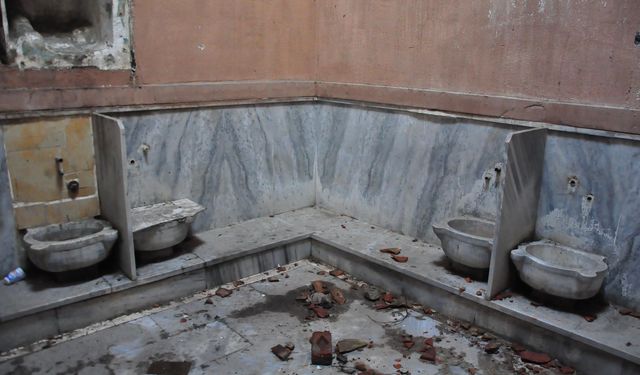 6 asırlık hamamın tavanı çöktü: Duvarları yıkıldı!