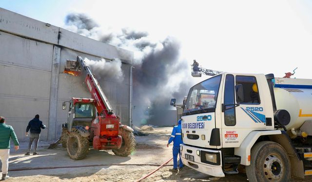 Aydın'da inşaat malzemeleri deposunda yangın