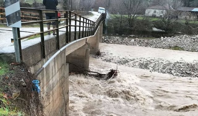 Sağanak sonrası çay taştı: 2 köprüde hasar oluştu