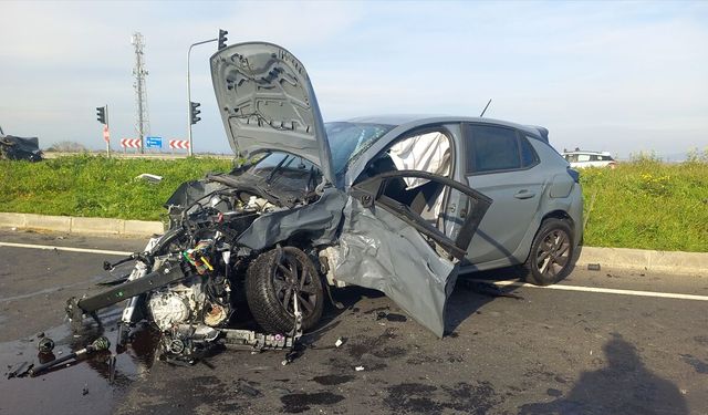 Manisa'da çarpışan otomobillerin sürücüleri yaralandı