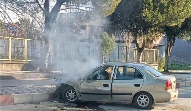 Manisa'da 'dur' ihtarına uymayan otomobilin refüje girdi