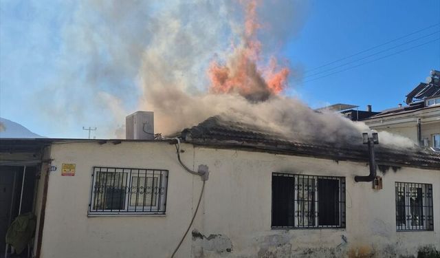 Muğla'da yangın paniği... Alevler evi adeta yuttu!