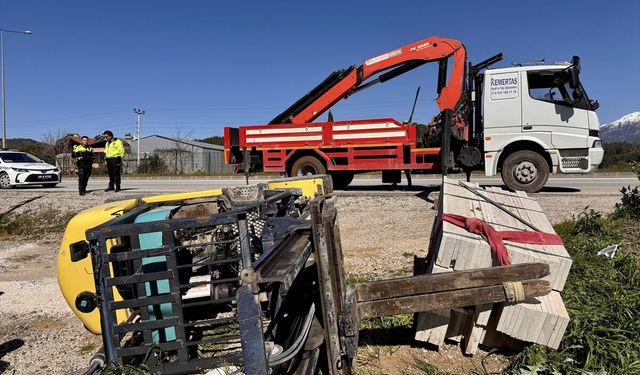 Devrilen forkliftin altında kalan sürücü ağır yaralandı