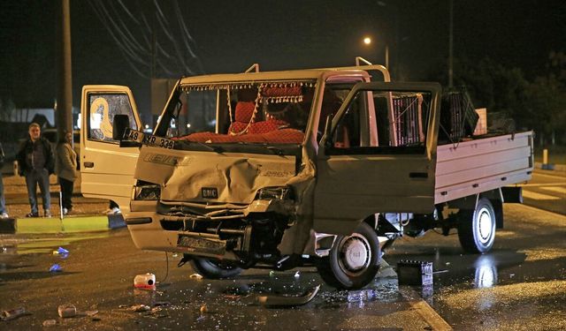 Yakıt tankeriyle çarpışan kamyonetteki 2 kişi yaralandı