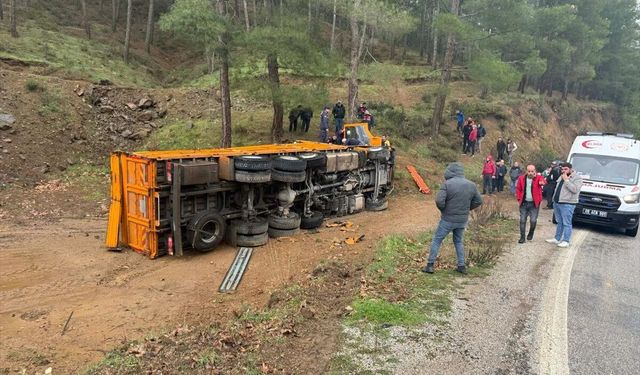 Nazilli'de devrilen kamyonun sürücüsü yaralandı