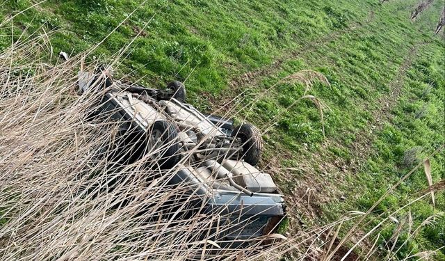 Kontrolden çıkan otomobil tarlaya devrildi: 2 kişi hastanelik!