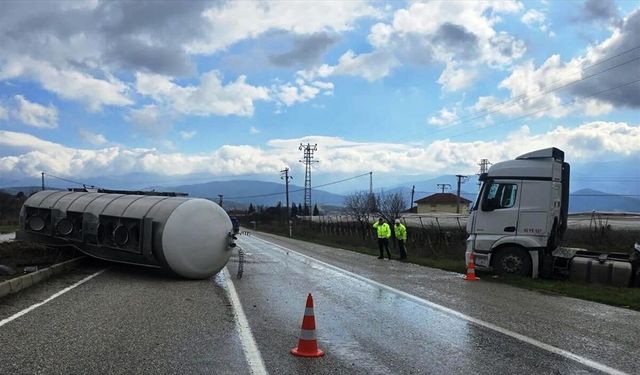Sarıgöl'de devrilen tırın sürücüsü yaralandı