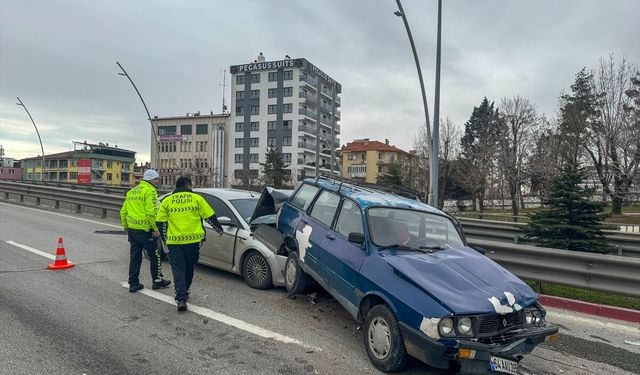 Uşak'ta 3 otomobilin çarpışması sonucu 4 kişi yaralandı
