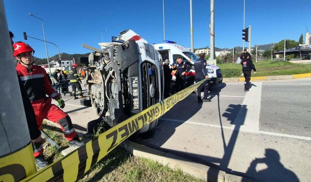 Cipe çarpmamak için manevra yapan ambulans devrildi: 4 kişi hastanelik!