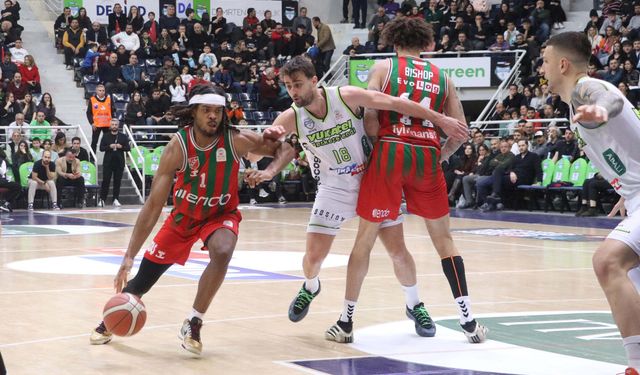 Karşıyaka potada Anadolu Efes önünde