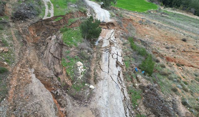 Manisa'da toprak kayması: Yol ulaşıma kapatıldı!