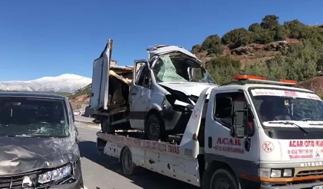 Minibüs refüjü aşıp kamyonete çarptı: Baba-oğul yaşamını yitirdi!
