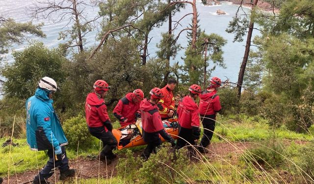 Muğla'da kayalıklardan düşen genç kurtarıldı