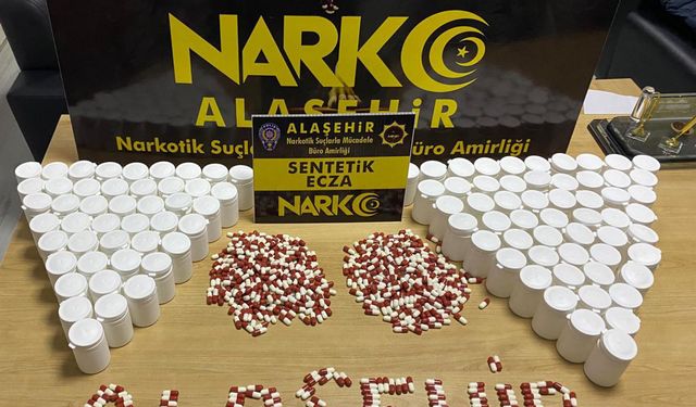 Manisa'da zehir otomobiline baskın: 5 bin 564 sentetik hap ele geçirildi!