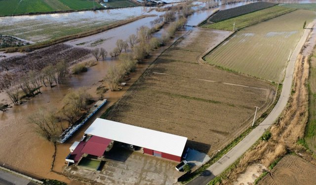 Salihli'de sağanak sonrası köprü yıkıldı, yollar kapandı