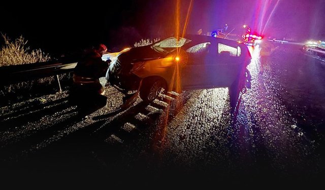 Refüje çarpan otomobile başka araç çarptı… 2 yaralı!