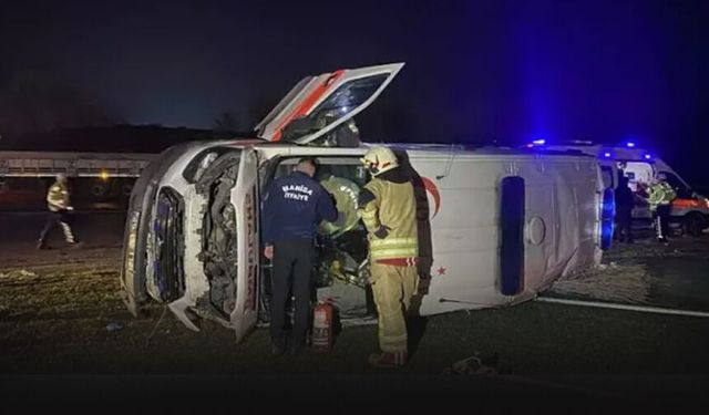 Otomobille çarpışan ambulans devrildi: 5 yaralı