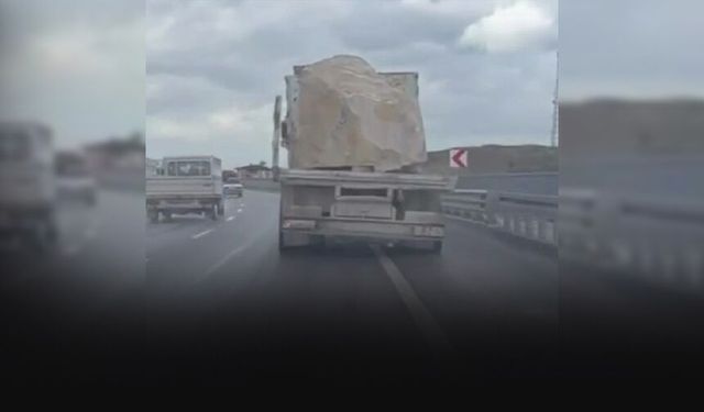 Trafikte yük güvenliğini hiçe sayan sürücü cezadan kaçamadı!