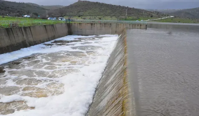 Manisa'da Bağyolu Barajı taştı: Vatandaşlar su salımını izlemeye koştu!