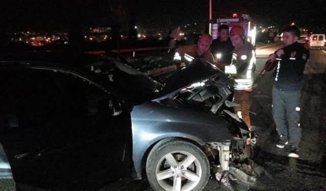 Manisa'da korkunç kaza: Otomobil bariyerlere saplandı!