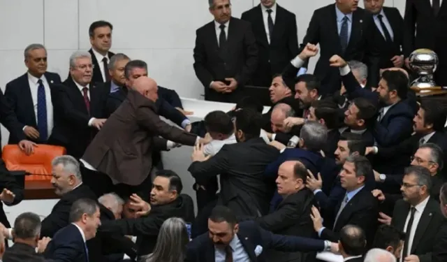 Meclis'te yumruklu kavga: Bakanlara gecikmeli yemin etti!
