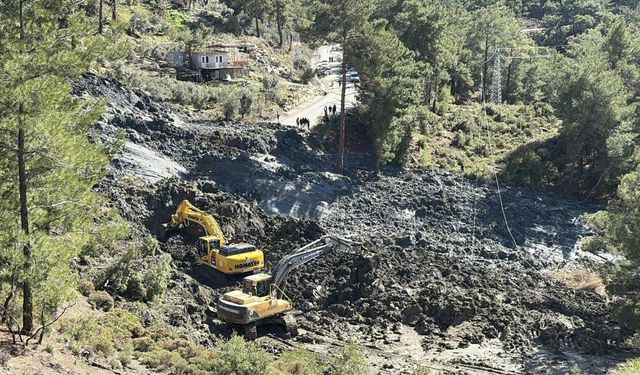 Muğla'da toprak kayması: Yol ulaşıma kapatıldı