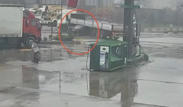 Otomobil tıra çarptı: Feci kazada 1 kişi hastanelik!