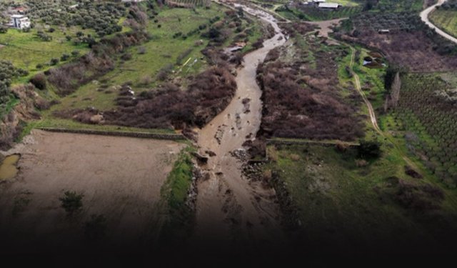 Manisa'yı sağanak vurdu... Taşkın kontrol tesisi yıkıldı!