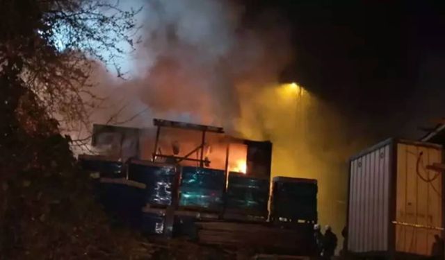 İstanbul'da işçi konteyneri alev alev yandı