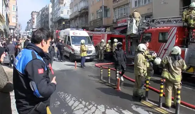 Fatih'te gelinlik mağazasında korkutan yangın!