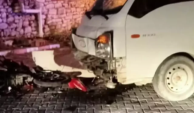 Manisa'da motosiklet ile kamyonet çarpıştı: 2 yaralı