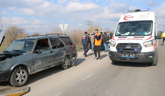 Hafriyat kamyonu otomobile çarptı: Yaralılar var!