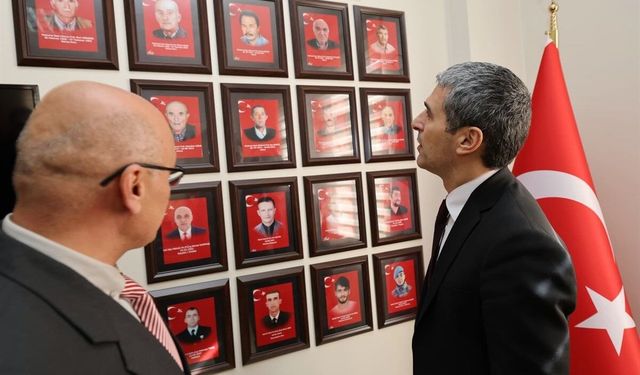 Afyonkarahisar'da kiraz üreticilerine tuzak dağıtıldı