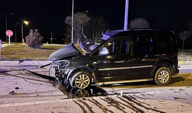 Tır ile hafif ticari araç çarpıştı: 1 ölü, 1 yaralı!
