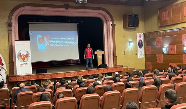 Bayındır'da polisler, öğrencileri bilgilendirdi