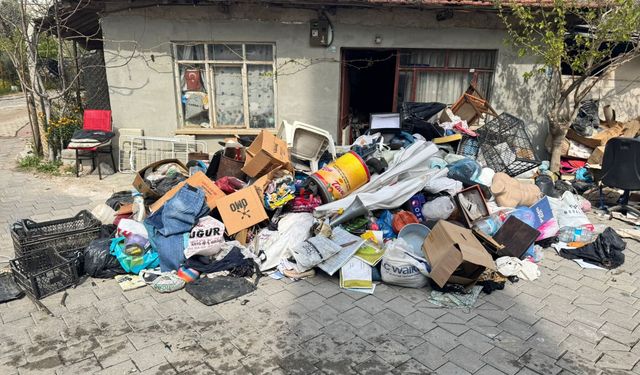 Komşular şikayet etti: Evden 3 kamyon çöp çıkarıldı