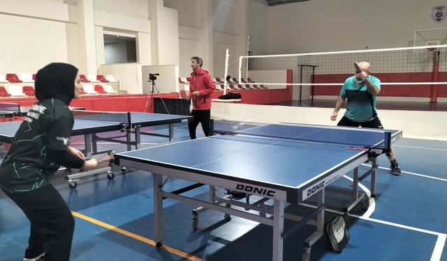 Manavgat'ta sağlık çalışanları masa tenisi ile stres attı